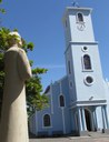 Estátua do Pe. Tavares e ao fundo Igreja Matriz